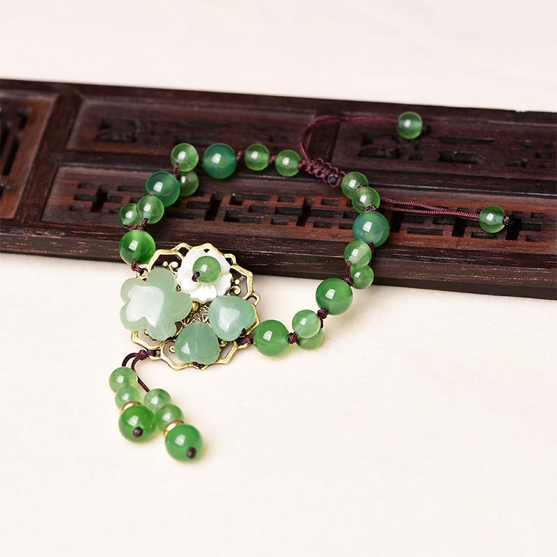 Carmiora natürliches grünes Jade-Glücks-Armband mit baumelnder Blume