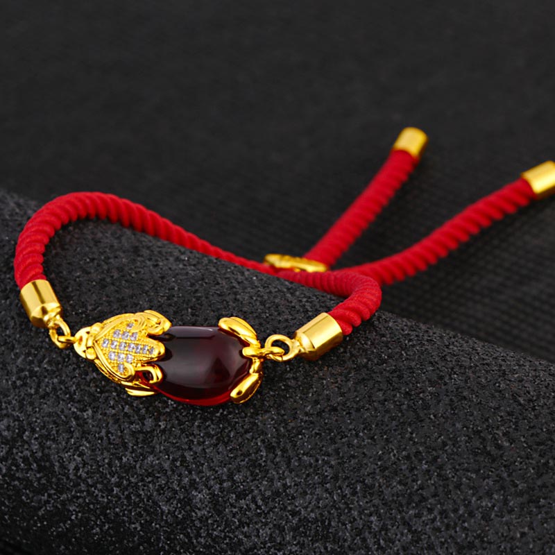 Carmiora Wealth Attractor Rotes Achat-Pixiu-Armband mit roter Schnur