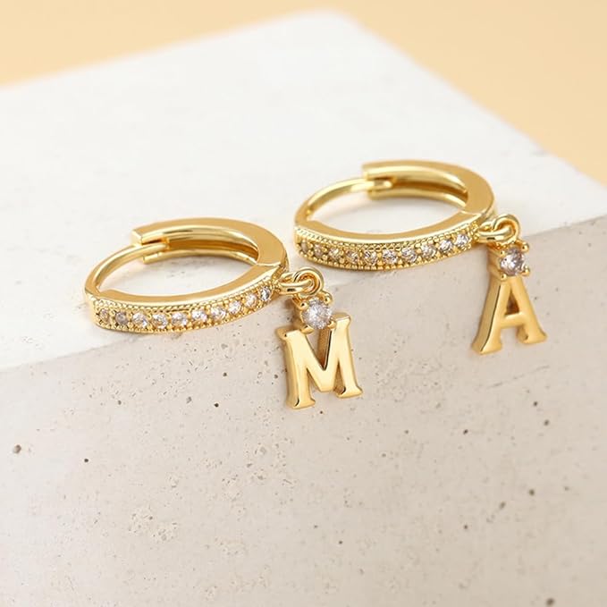 Carmiora - Funkelnde Initialen-Ohrringe