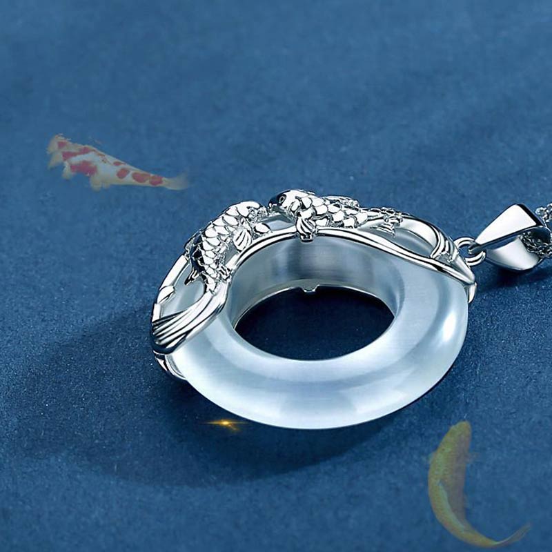 Carmiora natürliche weiße Jade-Koi-Glückshalskette