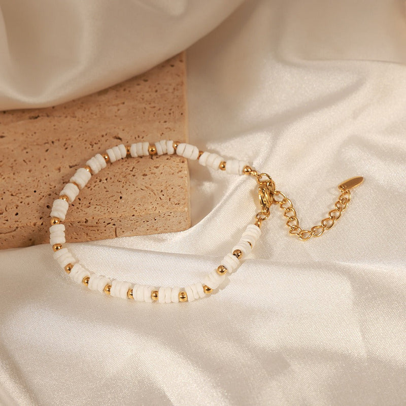 Sonnenbeschienenes Muschelarmband