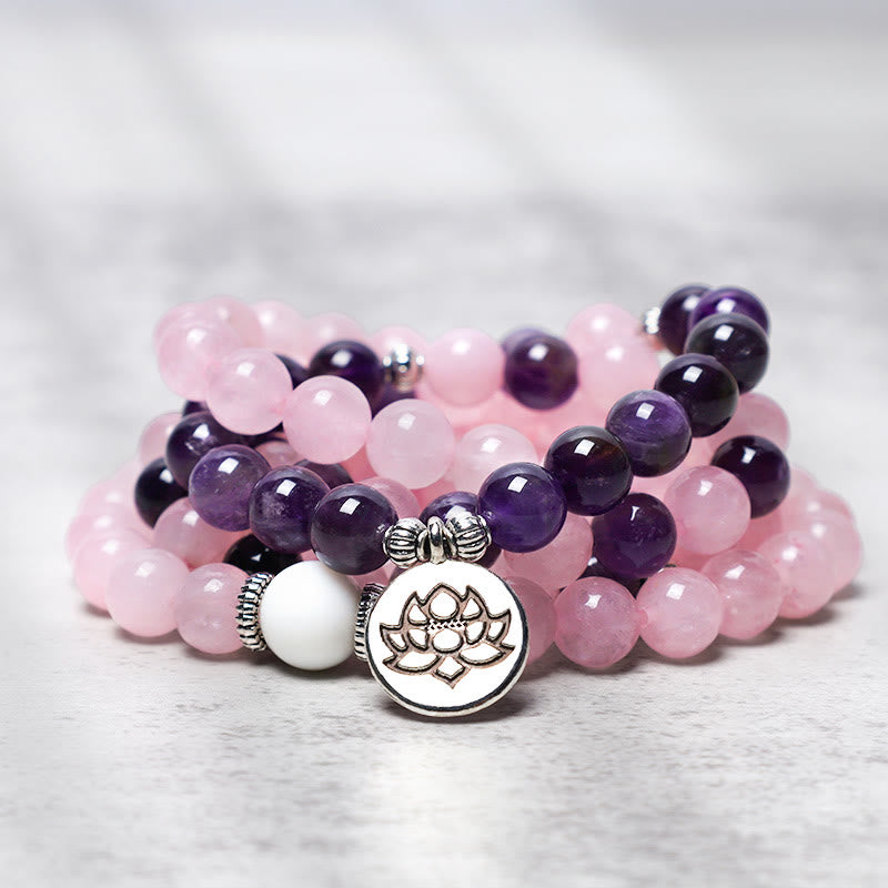 Carmiora natürliches Rosenquarz- und Amethyst-Mala-Perlen-Lotus-Anhänger-Armband