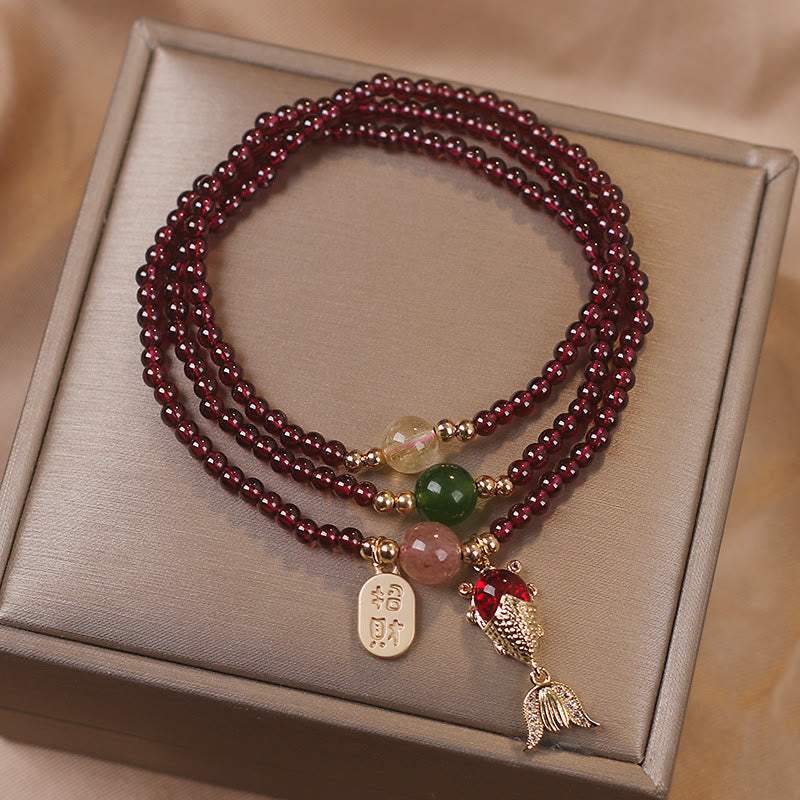 Carmiora Natürlicher Granat-Erdbeerquarz-Kristall, Fuchs-Koi-Fisch, Friedensschnalle, Glücksschutz, dreifach gewickeltes Armband