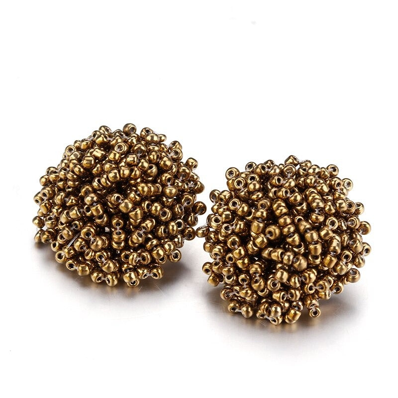 Helle und lustige handgefertigte Ohrstecker mit Pompoms aus mehrfarbigen Perlen