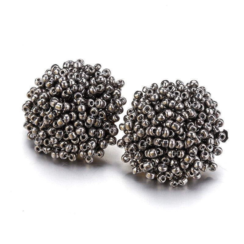 Helle und lustige handgefertigte Ohrstecker mit Pompoms aus mehrfarbigen Perlen