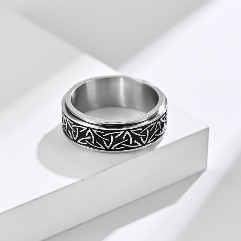Carmiora Triangle Knot Triquetra Ruhiger drehbarer Ring aus Titanstahl