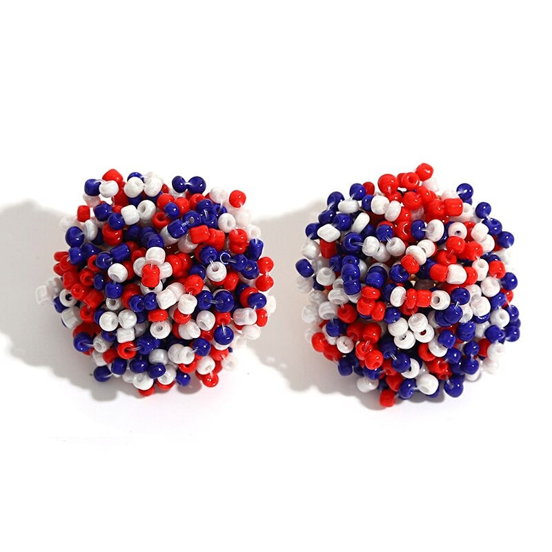 Helle und lustige handgefertigte Ohrstecker mit Pompoms aus mehrfarbigen Perlen