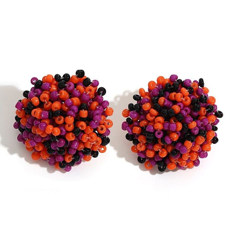 Helle und lustige handgefertigte Ohrstecker mit Pompoms aus mehrfarbigen Perlen