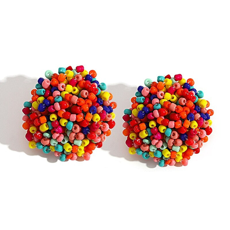 Helle und lustige handgefertigte Ohrstecker mit Pompoms aus mehrfarbigen Perlen