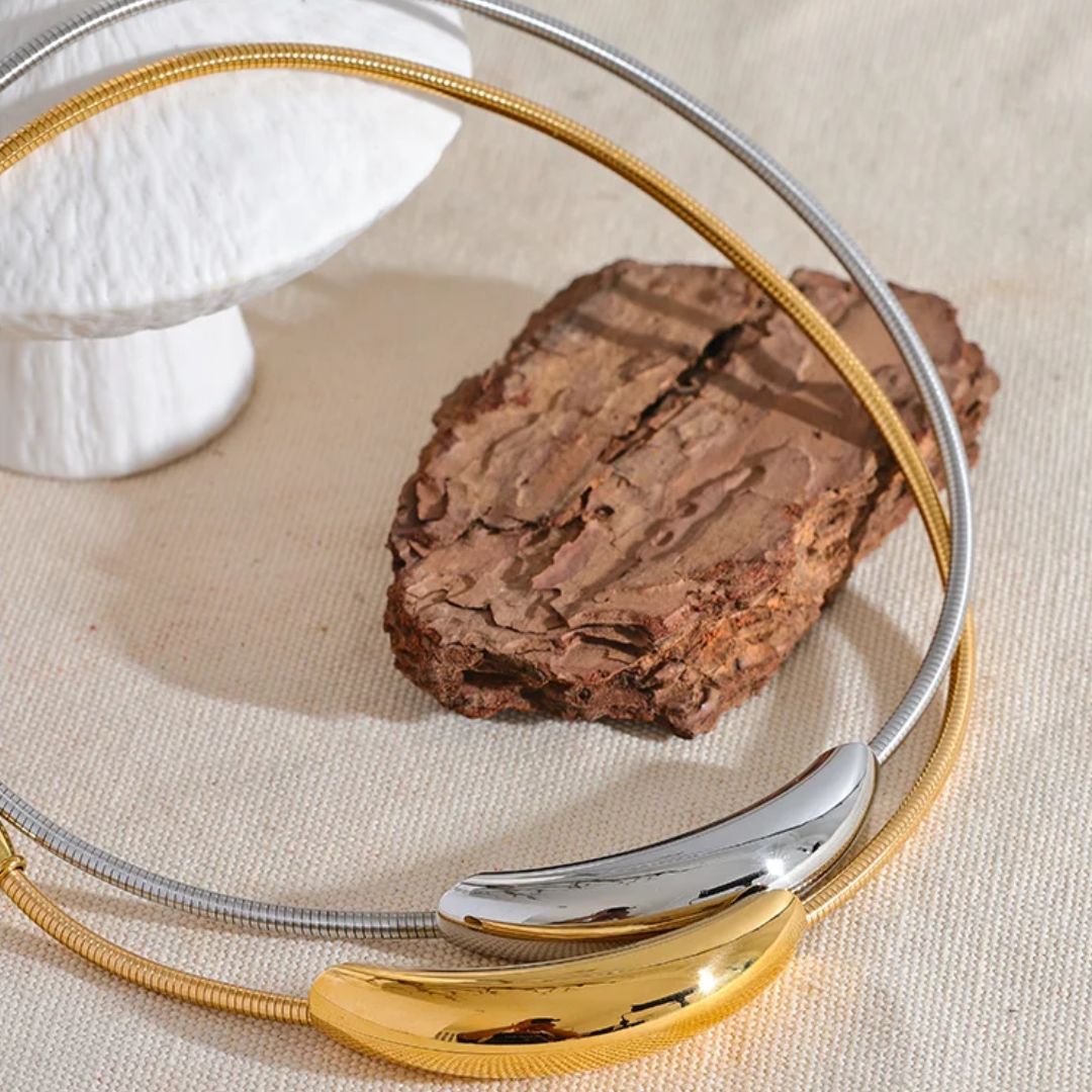 Halskette mit ovalem Anhänger