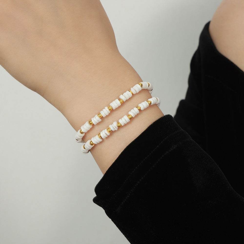 Sonnenbeschienenes Muschelarmband