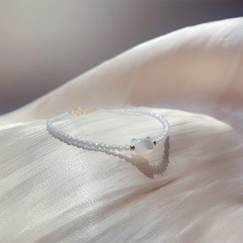 Carmiora 14K vergoldetes schwarzes Spinell-weißes Kristall-Heilarmband mit süßer Katze aus Tridacna-Stein