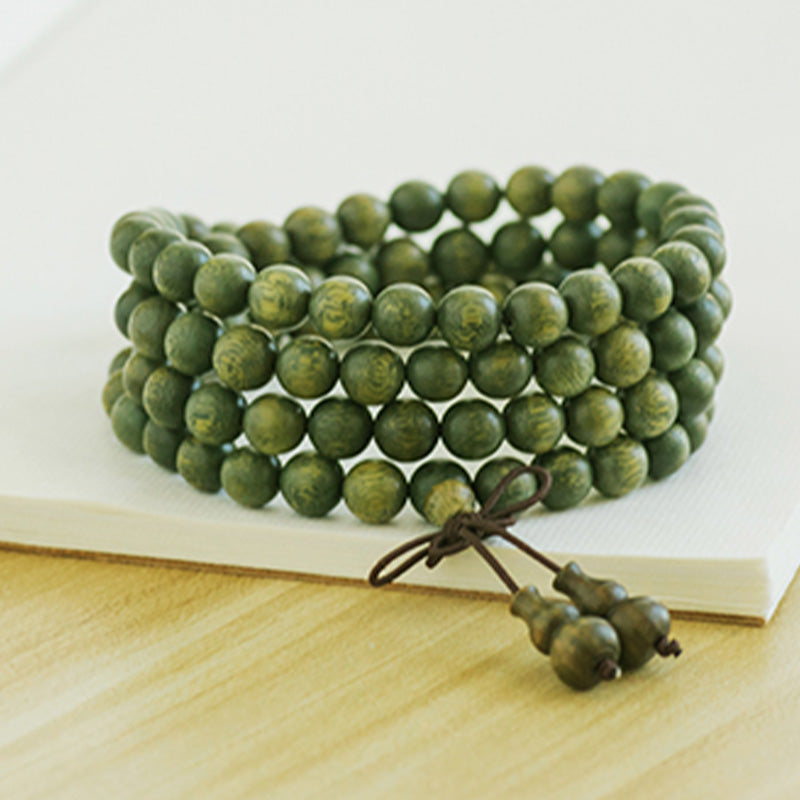 Carmiora 108 Mala-Perlen, grünes Sandelholz, chinesisches Knoten-Beruhigungsarmband