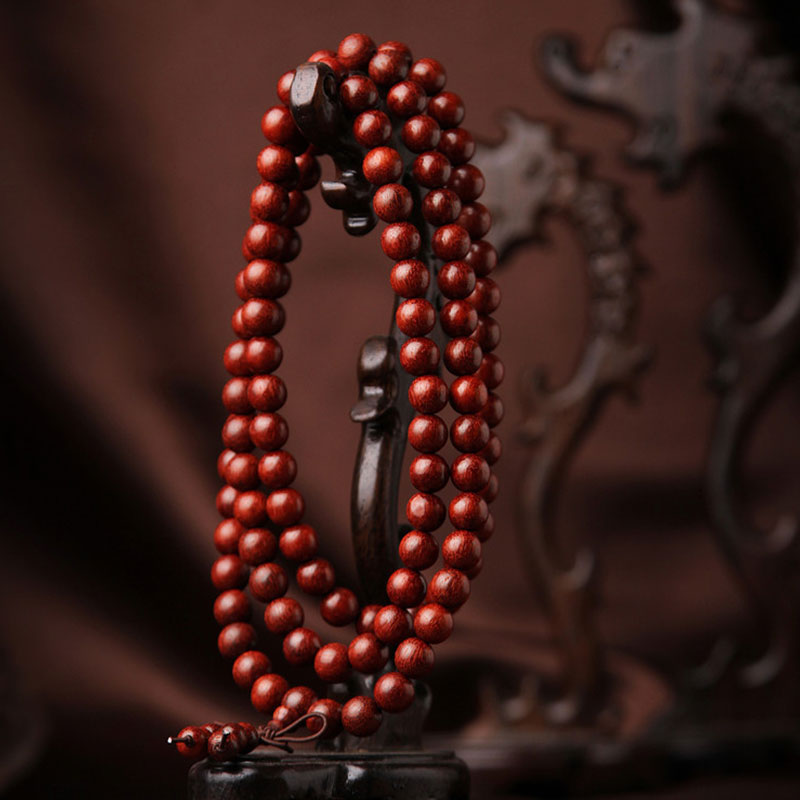 Carmiora Tibetisches Mala-Meditationsarmband mit kleinen Blättern aus rotem Sandelholz und 108 Perlen