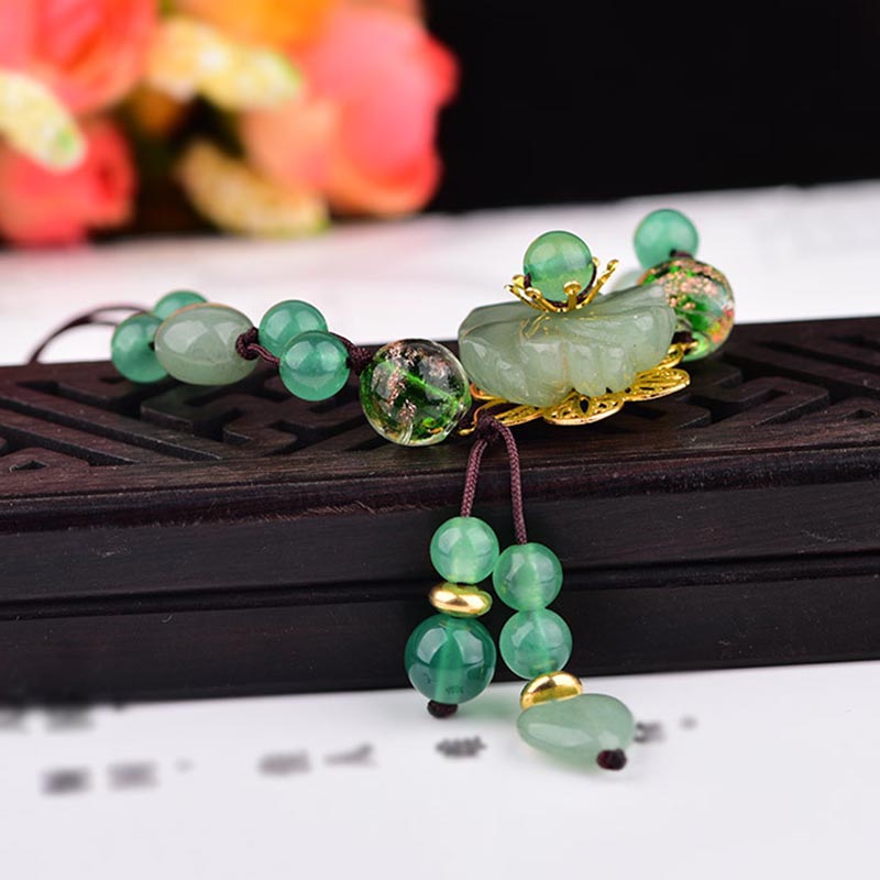 Carmiora natürliches grünes Jade-Glücks-Armband mit baumelnder Blume