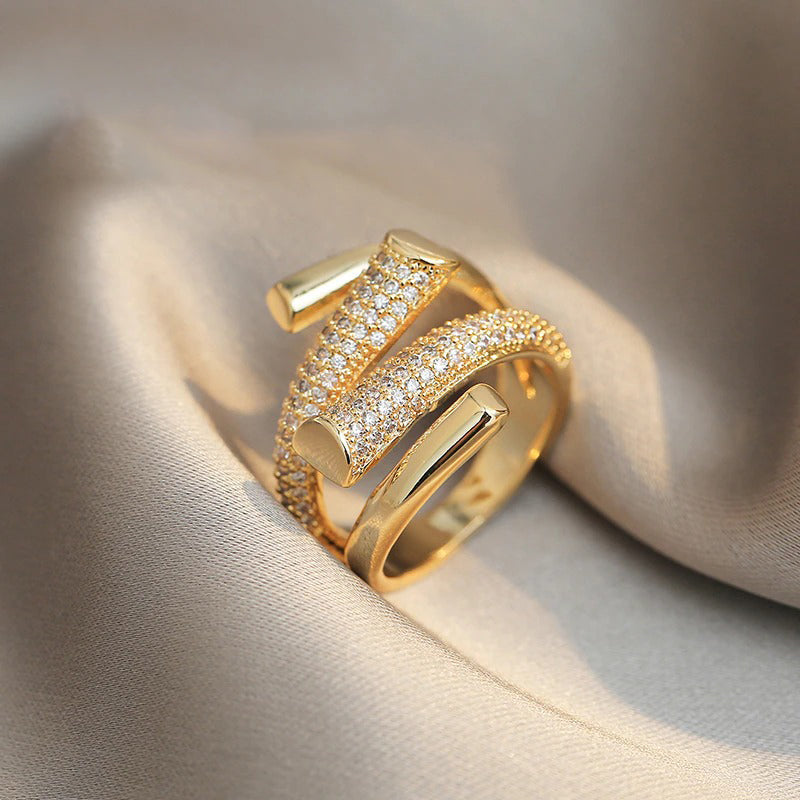 Verstellbarer, mit Strasssteinen besetzter Ring in Goldmikrofassung