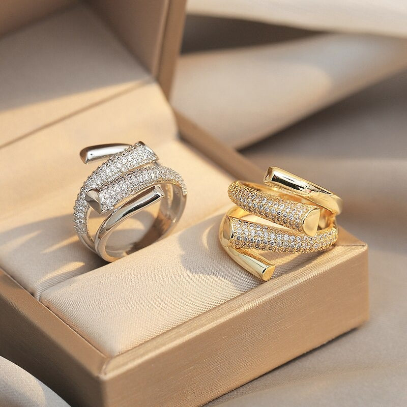 Verstellbarer, mit Strasssteinen besetzter Ring in Goldmikrofassung
