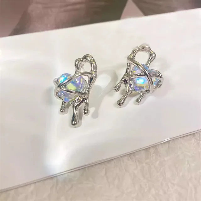 Geknoteter Goldohrring mit künstlichem Perlenanhänger