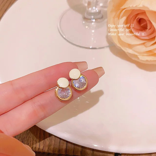 Geknoteter Goldohrring mit künstlichem Perlenanhänger