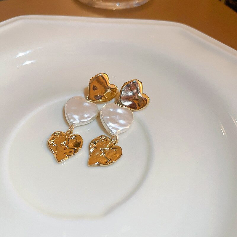 Statement-Ohrringe mit baumelnden Herzen, inspiriert von Gold und Perlen