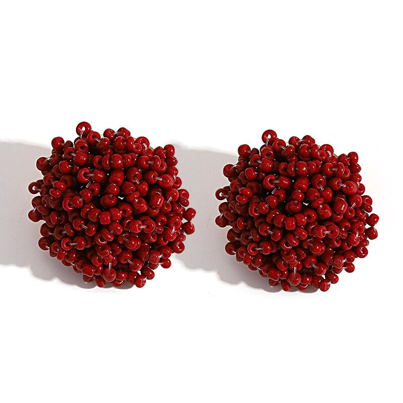 Helle und lustige handgefertigte Ohrstecker mit Pompoms aus mehrfarbigen Perlen