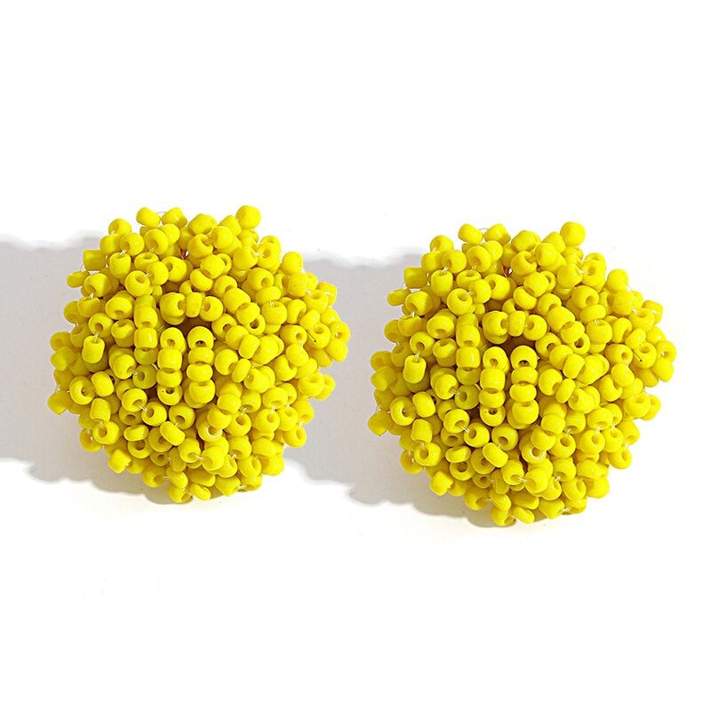 Helle und lustige handgefertigte Ohrstecker mit Pompoms aus mehrfarbigen Perlen