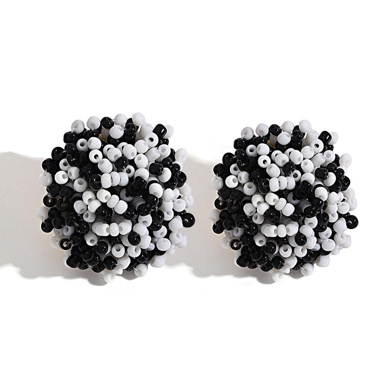 Helle und lustige handgefertigte Ohrstecker mit Pompoms aus mehrfarbigen Perlen