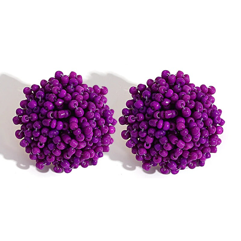 Helle und lustige handgefertigte Ohrstecker mit Pompoms aus mehrfarbigen Perlen