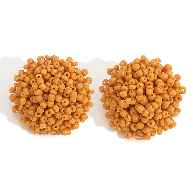 Helle und lustige handgefertigte Ohrstecker mit Pompoms aus mehrfarbigen Perlen