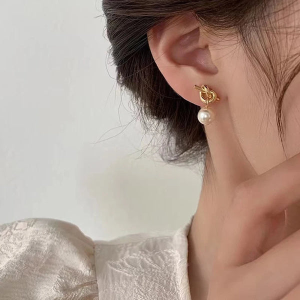 Ohrringe mit Knotenperlen-Anhänger