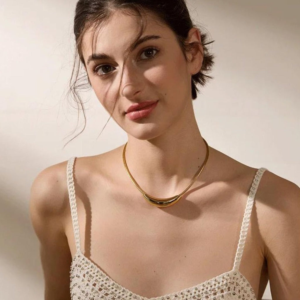 Halskette mit ovalem Anhänger