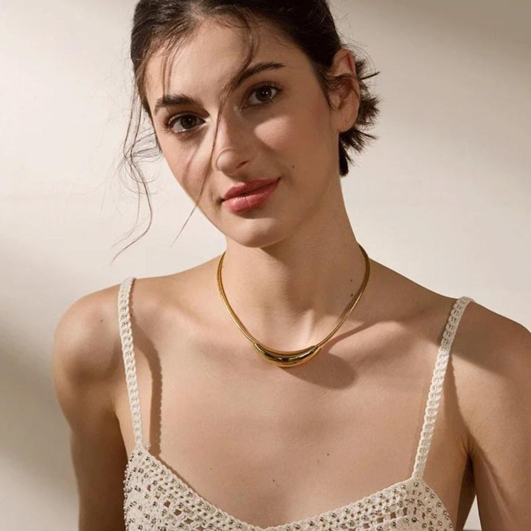 Halskette mit ovalem Anhänger