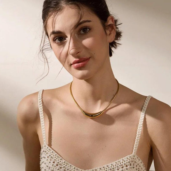 Halskette mit ovalem Anhänger