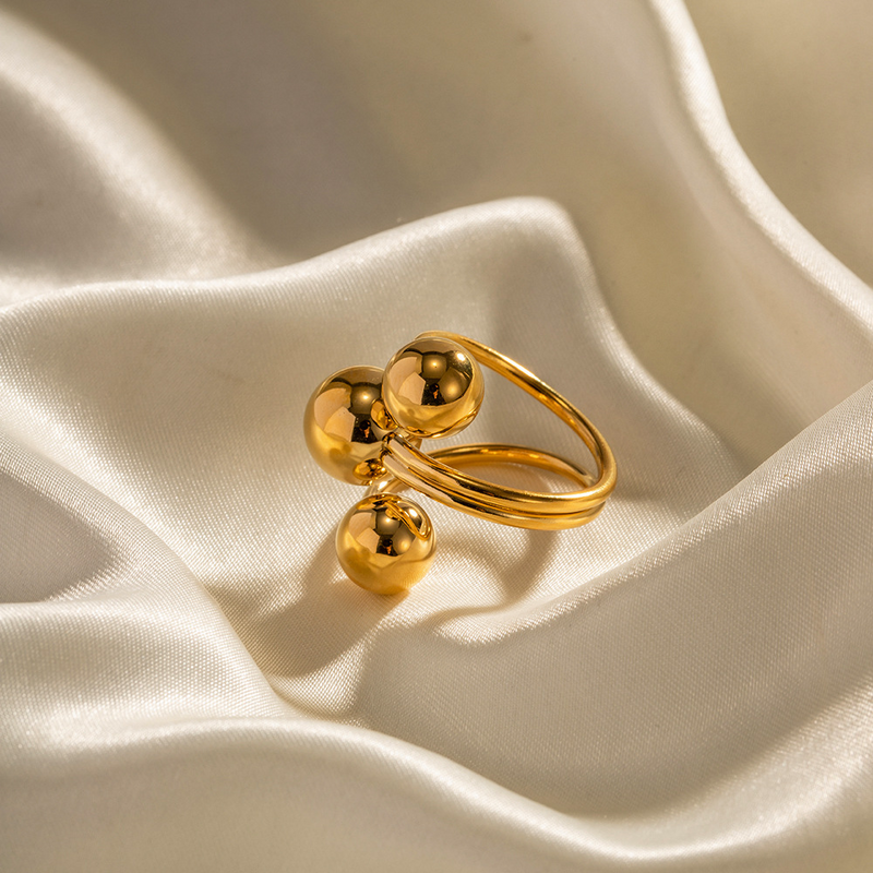 Ring mit goldenen Kugeln