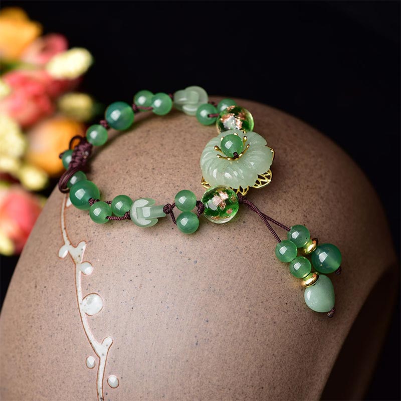 Carmiora natürliches grünes Jade-Glücks-Armband mit baumelnder Blume