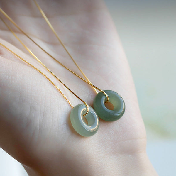 Carmiora natürlicher runder Jade-Halskettenanhänger mit Friedensschnalle und Glücksfülle