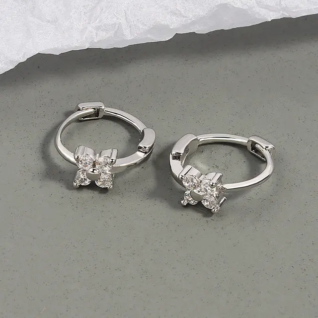 Bunte Steinohrringe mit verschiedenfarbigen Anhängern