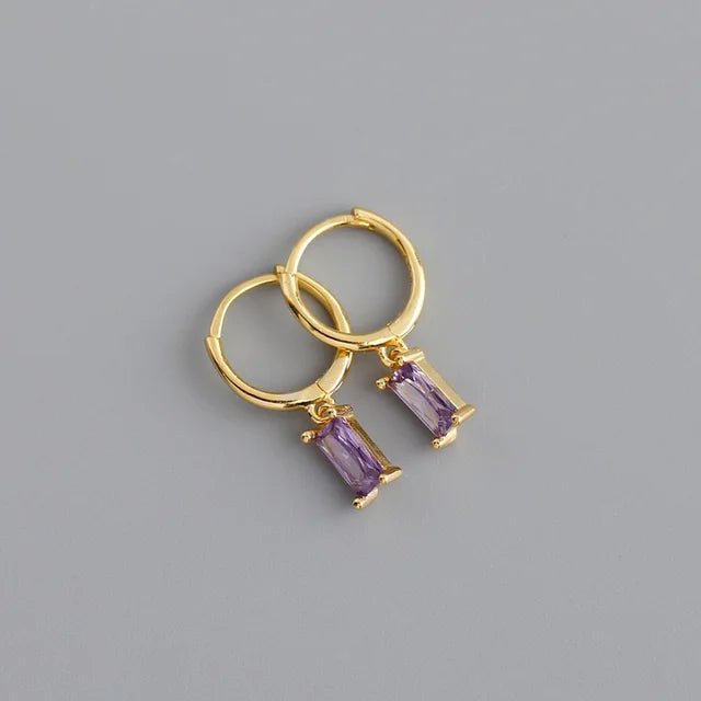 Bunte Steinohrringe mit verschiedenfarbigen Anhängern