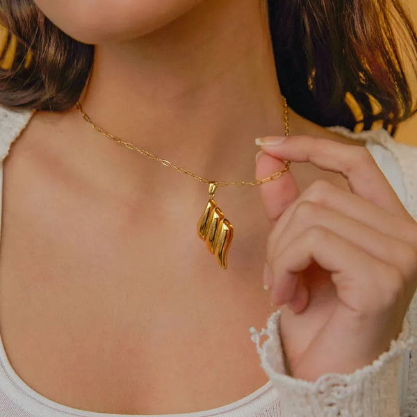Halskette mit Flügel-Anhänger