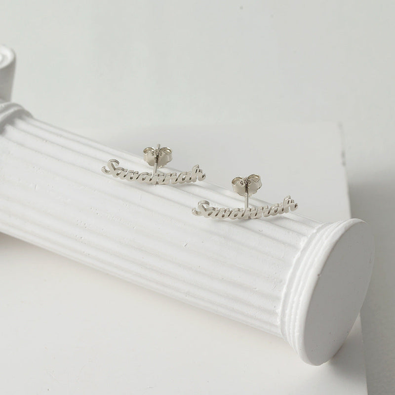 Anpassbare Ohrringe mit Namensdesign