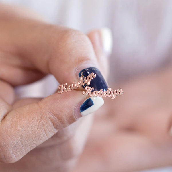 Anpassbare Ohrringe mit Namensdesign