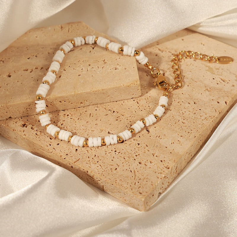 Sonnenbeschienenes Muschelarmband