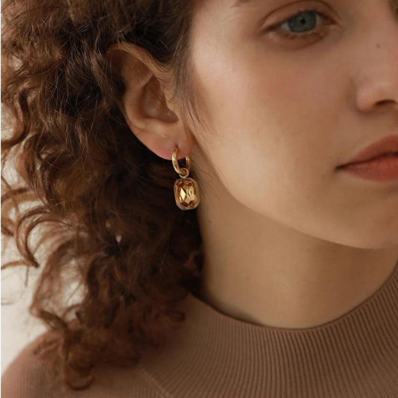 Tropfenförmige Ohrringe mit Zirkonia