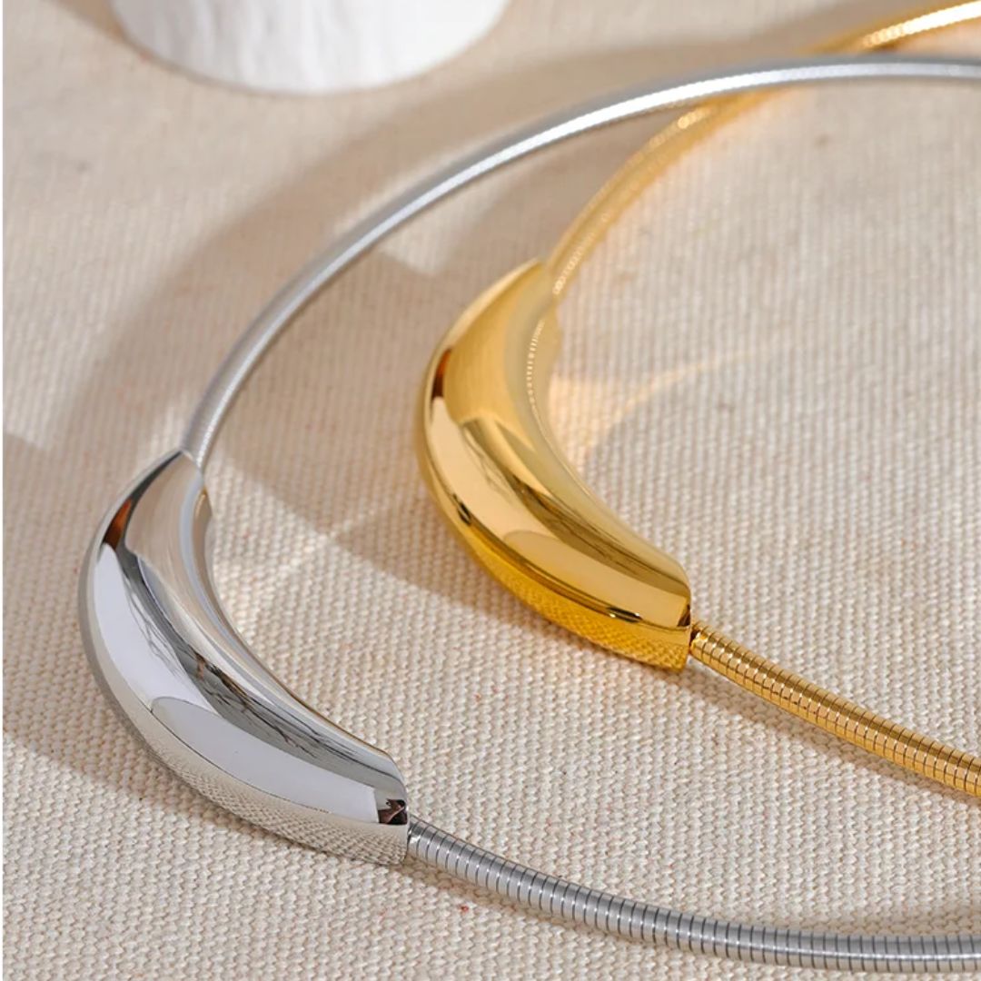 Halskette mit ovalem Anhänger