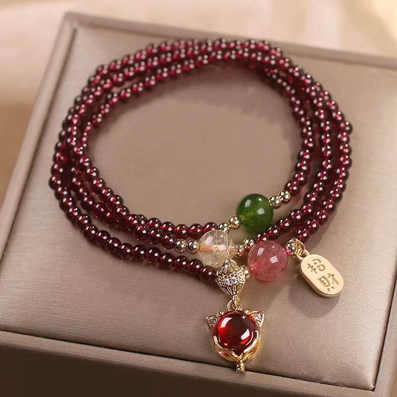 Carmiora Natürlicher Granat-Erdbeerquarz-Kristall, Fuchs-Koi-Fisch, Friedensschnalle, Glücksschutz, dreifach gewickeltes Armband