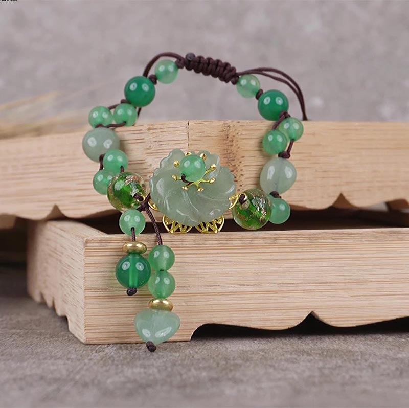 Carmiora natürliches grünes Jade-Glücks-Armband mit baumelnder Blume