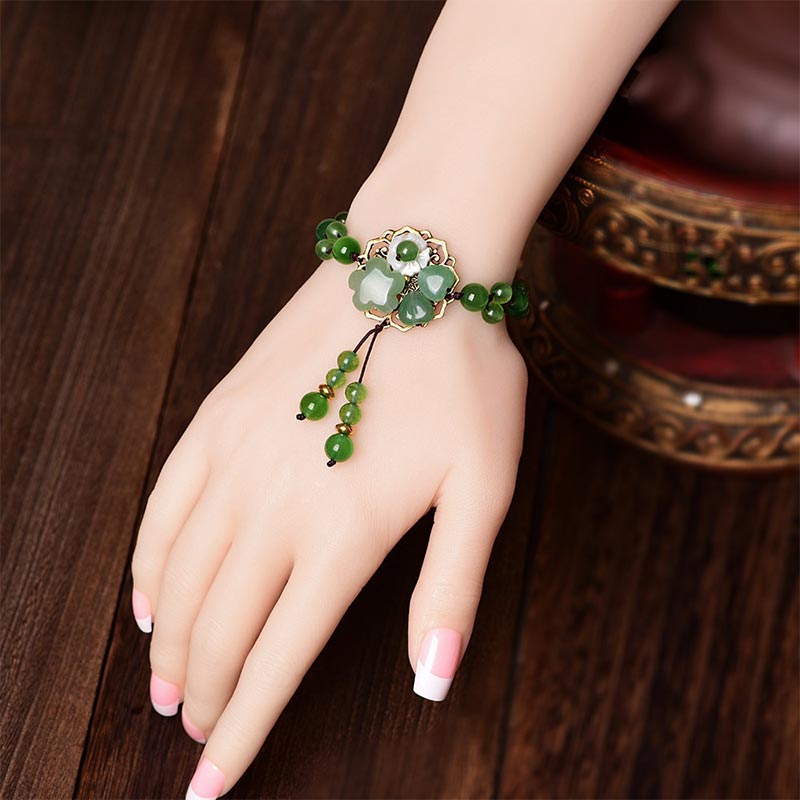 Carmiora natürliches grünes Jade-Glücks-Armband mit baumelnder Blume