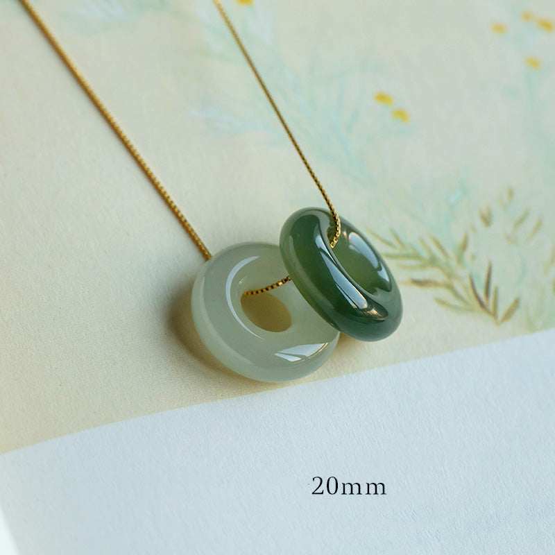 Carmiora natürlicher runder Jade-Halskettenanhänger mit Friedensschnalle und Glücksfülle