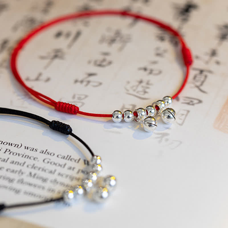 Carmiora Fußkettchen aus 925er-Sterlingsilber mit rotem Schnurgeflecht und Glockenanhänger