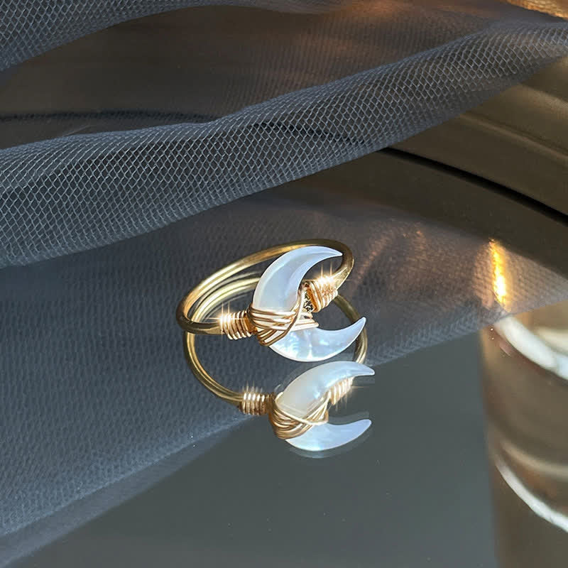 Carmiora Natural Tridacna Stone Moon 14K Gold Segensring